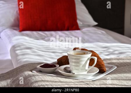 Petit-déjeuner au lit dans la chambre d'hôtel Banque D'Images
