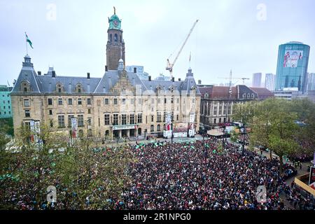 Rotterdam, pays-Bas. 15th mai 2023. Rotterdam - Feyenoord supporters lors des célébrations traditionnelles de la victoire de l'Eredivisie néerlandaise à de Coolsingel le 15 mai 2023 à Rotterdam, pays-Bas. Crédit : photos Box to Box/Alamy Live News Banque D'Images