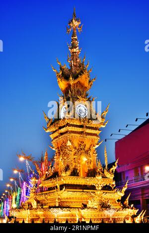 Golden Clock Tower à Chiang Rai, Thaïlande après le coucher du soleil Banque D'Images