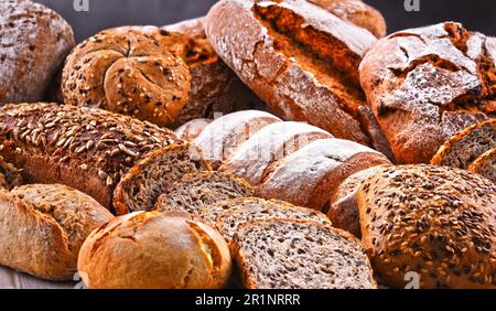 La composition avec un assortiment de produits de boulangerie y compris loafs de pain et petits pains Banque D'Images