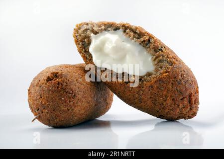 Kibbeh frit farci de fromage à la crème, en-cas brésilien Banque D'Images