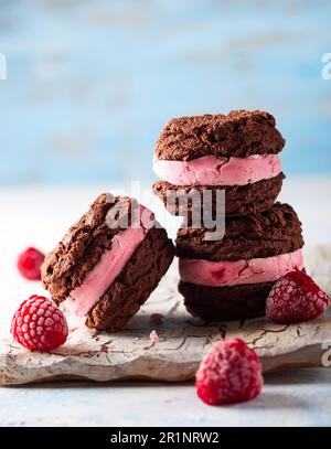 Petits gâteaux faits maison à la crème glacée, à la framboise et au chocolat Banque D'Images