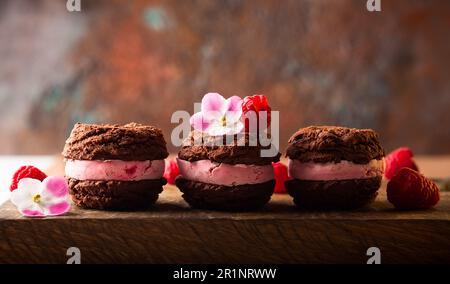 Petits gâteaux faits maison à la crème glacée, à la framboise et au chocolat Banque D'Images