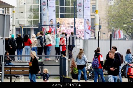 ROTTERDAM - les fans de Feyenoord arrivent à la gare centrale de Rotterdam. Le club de football de Rotterdam a remporté le championnat national et sera honoré sur le Coolsingel. ANP IRIS VAN DEN BROEK pays-bas hors - belgique hors Banque D'Images