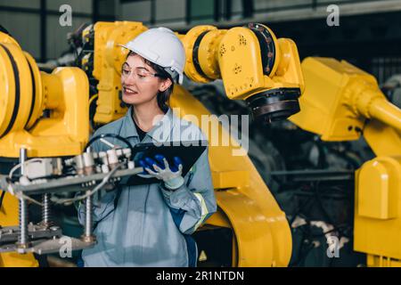 Un ingénieur robotique effectue une maintenance régulière en inspectant, testant et exécutant un test logiciel pour s'assurer que le robot reste dans un état standard.enregistrement, r Banque D'Images