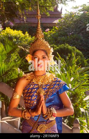 Beau danseur traditionnel et les costumes colorés Danse Arts Khmer Cambodge Siem Reap Banque D'Images