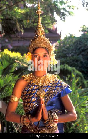 Beau danseur traditionnel et les costumes colorés Danse Arts Khmer Cambodge Siem Reap Banque D'Images