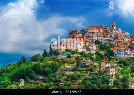 Vue de Perinaldo dans la province d'Imperia, Ligurie, Italie Banque D'Images