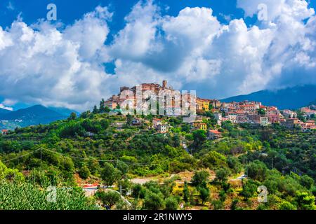 Vue de Perinaldo dans la province d'Imperia, Ligurie, Italie Banque D'Images