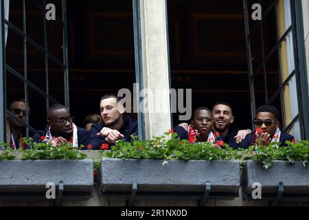 ROTTERDAM - (lr) Lutscharel Geertruida, Justin Bijlow, Javairo Dilrosun, Orkun Kokcu et Quinten Bois de Feyenoord dans la mairie avant la cérémonie. Le club de football est devenu champion national pour la première fois en six ans. ANP SEM VAN DER WAL pays-bas sortie - belgique sortie Banque D'Images