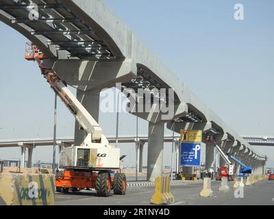 Le Caire, Egypte, 10 mai 2023: Le site monorail du Caire qui est en construction par la compagnie Orascom avec les colonnes et les voies dans la ville du Nouveau Caire, rapide Banque D'Images
