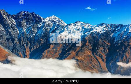 Montagnes au-dessus de Stepantsminda anciennement Kazbegi dans la province de Khevi, Géorgie. Grande Caucase Banque D'Images