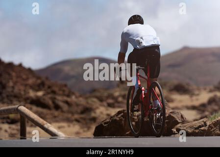 Vélo de route cycliste homme vélo. Vélo sport fitness athlète vélo sur route Banque D'Images