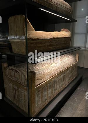 LEIDEN, PAYS-BAS - 07 AOÛT 2022 : exposition avec le sarcophagi égyptien antique au Musée national des antiquités (Rijksmuseum van Oudheden) Banque D'Images