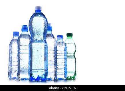 La composition avec différentes sortes de bouteilles contenant de l'eau minérale isolated on white Banque D'Images