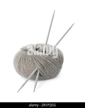 Fils et aiguilles de tricot de laine gris sur fond blanc Banque D'Images