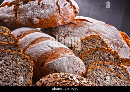 La composition avec un assortiment de produits de boulangerie y compris loafs de pain et petits pains Banque D'Images