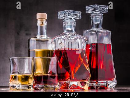 Composition avec carafe et bouteilles de boissons alcoolisées variées Banque D'Images