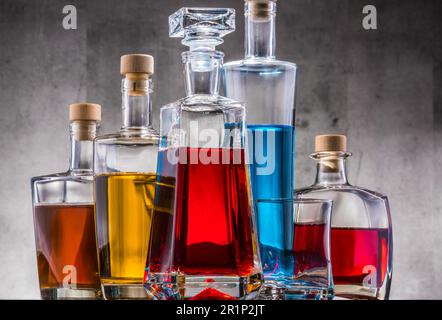 Composition avec carafe et bouteilles de boissons alcoolisées variées Banque D'Images