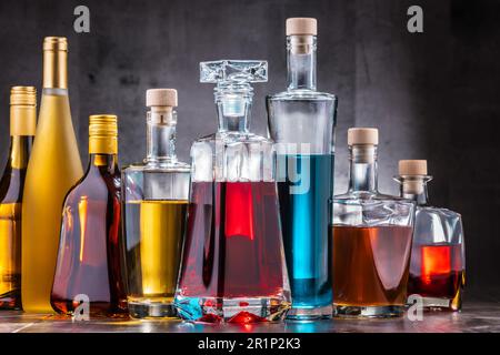 Composition avec carafe et bouteilles de boissons alcoolisées variées Banque D'Images