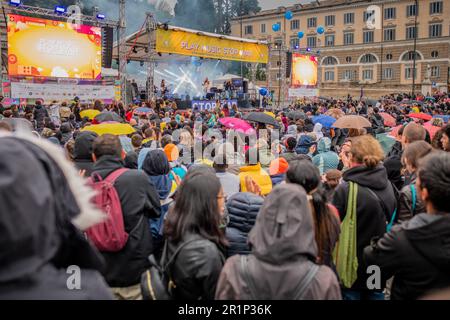 Des spectateurs tenant des parapluies assistent au concert pour la paix organisé par la Communauté de Sant'Egidio. "Play Music Stop War" sur la Piazza del Popolo, la deuxième édition du marathon de musique organisé par la Communauté de Sant'Egidio pour dire non à la guerre en Ukraine et à toutes les guerres. Les finalistes du concours de musique "Play Music Stop violence", promu par le mouvement Jeunesse pour la paix, étaient également sur scène: De jeunes artistes et groupes émergents ont proposé leurs chansons originales au nom de la paix, de la solidarité et de l'inclusion. La Communauté de Sant'Egidio est un mouvement laïc d'inspiration chrétienne catholique, dédié Banque D'Images