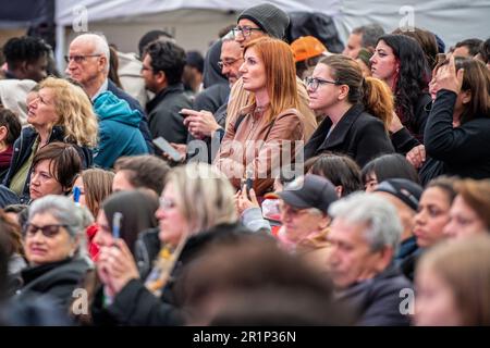 Des spectateurs assistent au concert pour la paix organisé par la Communauté de Sant'Egidio. "Play Music Stop War" sur la Piazza del Popolo, la deuxième édition du marathon de musique organisé par la Communauté de Sant'Egidio pour dire non à la guerre en Ukraine et à toutes les guerres. Les finalistes du concours de musique "Play Music Stop violence", promu par le mouvement Jeunesse pour la paix, étaient également sur scène: De jeunes artistes et groupes émergents ont proposé leurs chansons originales au nom de la paix, de la solidarité et de l'inclusion. La Communauté de Sant'Egidio est un mouvement laïc d'inspiration chrétienne catholique, dédié à la prière et au Banque D'Images