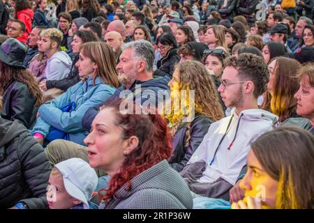 Des spectateurs assistent au concert pour la paix organisé par la Communauté de Sant'Egidio. "Play Music Stop War" sur la Piazza del Popolo, la deuxième édition du marathon de musique organisé par la Communauté de Sant'Egidio pour dire non à la guerre en Ukraine et à toutes les guerres. Les finalistes du concours de musique "Play Music Stop violence", promu par le mouvement Jeunesse pour la paix, étaient également sur scène: De jeunes artistes et groupes émergents ont proposé leurs chansons originales au nom de la paix, de la solidarité et de l'inclusion. La Communauté de Sant'Egidio est un mouvement laïc d'inspiration chrétienne catholique, dédié à la prière et au Banque D'Images