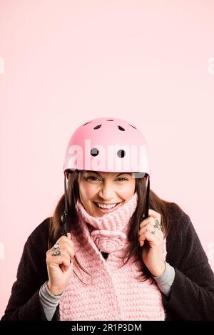 Je suis très enthousiaste à l'idée de sortir. une femme mûre debout seule dans le studio et portant un casque. Banque D'Images
