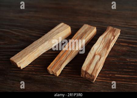 Palo santo colle sur une table en bois, gros plan Banque D'Images