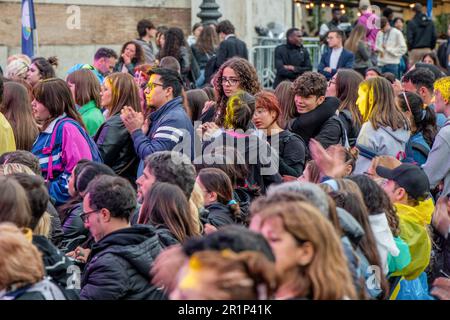 Des spectateurs assistent au concert pour la paix organisé par la Communauté de Sant'Egidio. "Play Music Stop War" sur la Piazza del Popolo, la deuxième édition du marathon de musique organisé par la Communauté de Sant'Egidio pour dire non à la guerre en Ukraine et à toutes les guerres. Les finalistes du concours de musique "Play Music Stop violence", promu par le mouvement Jeunesse pour la paix, étaient également sur scène: De jeunes artistes et groupes émergents ont proposé leurs chansons originales au nom de la paix, de la solidarité et de l'inclusion. La Communauté de Sant'Egidio est un mouvement laïc d'inspiration chrétienne catholique, dédié à la prière et au Banque D'Images