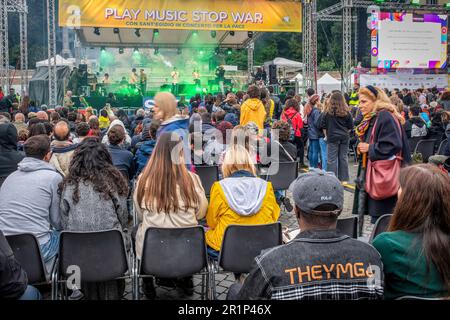 Des spectateurs assistent au concert pour la paix organisé par la Communauté de Sant'Egidio. "Play Music Stop War" sur la Piazza del Popolo, la deuxième édition du marathon de musique organisé par la Communauté de Sant'Egidio pour dire non à la guerre en Ukraine et à toutes les guerres. Les finalistes du concours de musique "Play Music Stop violence", promu par le mouvement Jeunesse pour la paix, étaient également sur scène: De jeunes artistes et groupes émergents ont proposé leurs chansons originales au nom de la paix, de la solidarité et de l'inclusion. La Communauté de Sant'Egidio est un mouvement laïc d'inspiration chrétienne catholique, dédié à la prière et au Banque D'Images