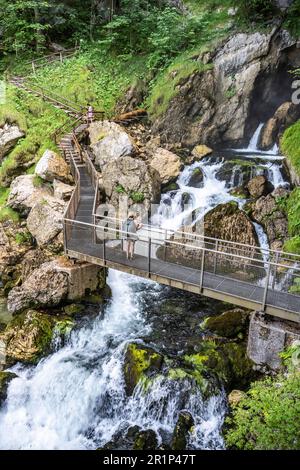 Chute d'eau de Gollinger, chutes de Schwarzenbach sur le Schwarzbach, longue exposition, Tennengau, Salzburger Land, Autriche Banque D'Images