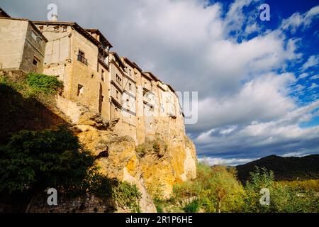 Maisons de Frias construites sur le rocher appelé maisons suspendues, dans la région de Las Merindades, dans la province de Burgos, Espagne Banque D'Images