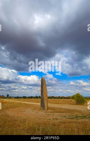 Outeiro Menhir, site mégalithique près de Monsaraz, Outeiro, district d'Evora, Alentejo, Portugal Banque D'Images