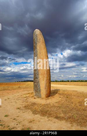 Outeiro Menhir, site mégalithique près de Monsaraz, Outeiro, district d'Evora, Alentejo, Portugal Banque D'Images