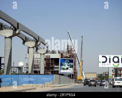 Le Caire, Egypte, 10 mai 2023: Le site monorail du Caire qui est en construction par la compagnie Orascom avec les colonnes et les voies dans la ville du Nouveau Caire, rapide Banque D'Images