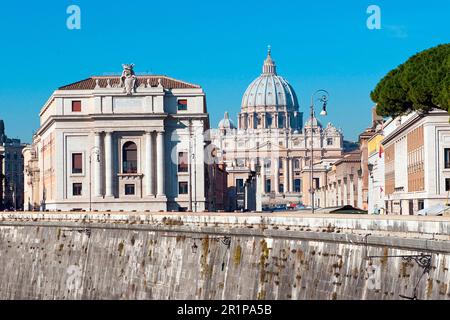 Vue sur la rue Basilique Saint-Pierre par la via della Conciliazione, Rome, Latium, Italie Banque D'Images