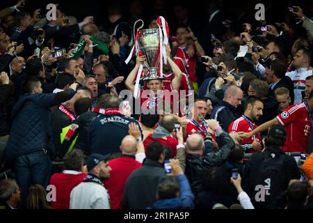 Londres, 25.05.2013, Wembley Bastian Schweinsteiger (FCB) trägt den Pokal durch einen Spelier von fans Borussia Dortmund - FC Bayern Munich Champions Banque D'Images