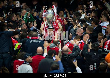 Londres, 25.05.2013, Wembley Bastian Schweinsteiger (FCB) trägt den Pokal durch einen Spelier von fans Borussia Dortmund - FC Bayern Munich Champions Banque D'Images