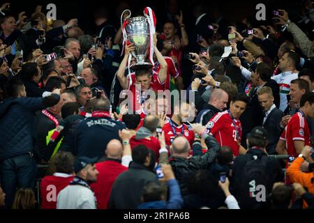 Londres, 25.05.2013, Wembley Bastian Schweinsteiger (FCB) trägt den Pokal durch einen Spelier von fans Borussia Dortmund - FC Bayern Munich Champions Banque D'Images