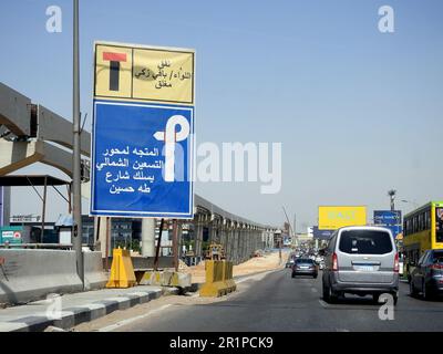 Le Caire, Egypte, 10 mai 2023: Le site monorail du Caire qui est en construction par la compagnie Orascom avec les colonnes et les voies dans la ville du Nouveau Caire, rapide Banque D'Images