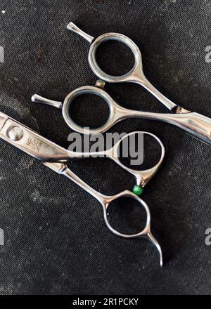 Il est temps pour un homme découpés. Photo de la vie d'un ensemble de ciseaux de cisaillement utilisés pour couper les cheveux à l'intérieur d'un barbershop. Banque D'Images