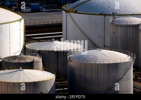 vue aérienne des réservoirs de liquide industriels Banque D'Images