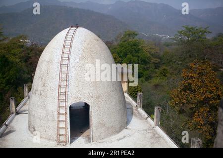 Rishikesh, Inde, novembre 2015. Ruines de Chaurasi Kutia, mieux connu sous le nom d'ashram des Beatles. Banque D'Images