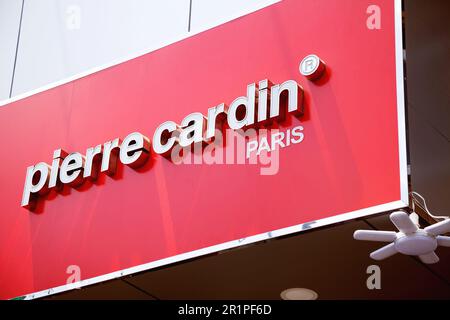 Ho Chi Minh ville, Vietnam - 1 mai 2023 : enseigne commerciale de magasin de mode avec logo Pierre Cardin rouge et blanc. Logo de marque de luxe célèbre sur Banque D'Images