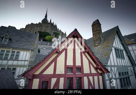 France, Normandie, Mont Saint-Michel à la lumière du soir, maisons, architecture à colombages, abbaye Banque D'Images