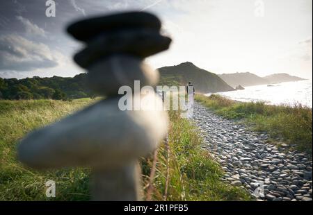 France, Bretagne, pile de pierre et chemin sur la plage de Pléneuf-Val-André Banque D'Images