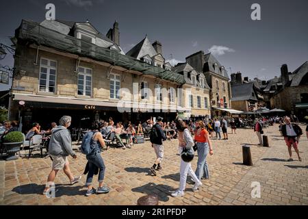 France, Bretagne, passants dans la vieille ville d'Auray Banque D'Images