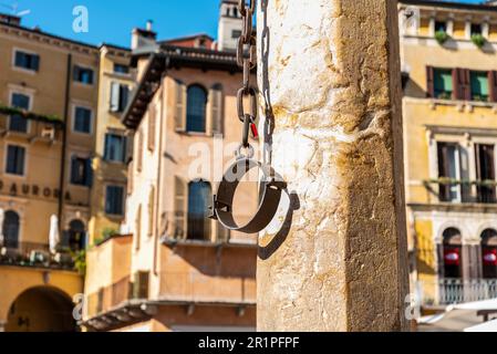 Ancien pilori médiéval à la Piazza delle Erbe à Vérone, Italie Banque D'Images