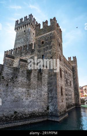 Château Scaliger à Sirmione sur le lac de Garde, Italie Banque D'Images